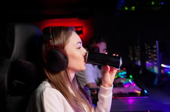 gamer-girl-drinking